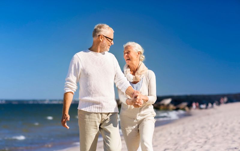 Älteres Paar im Ruhestand am Strand