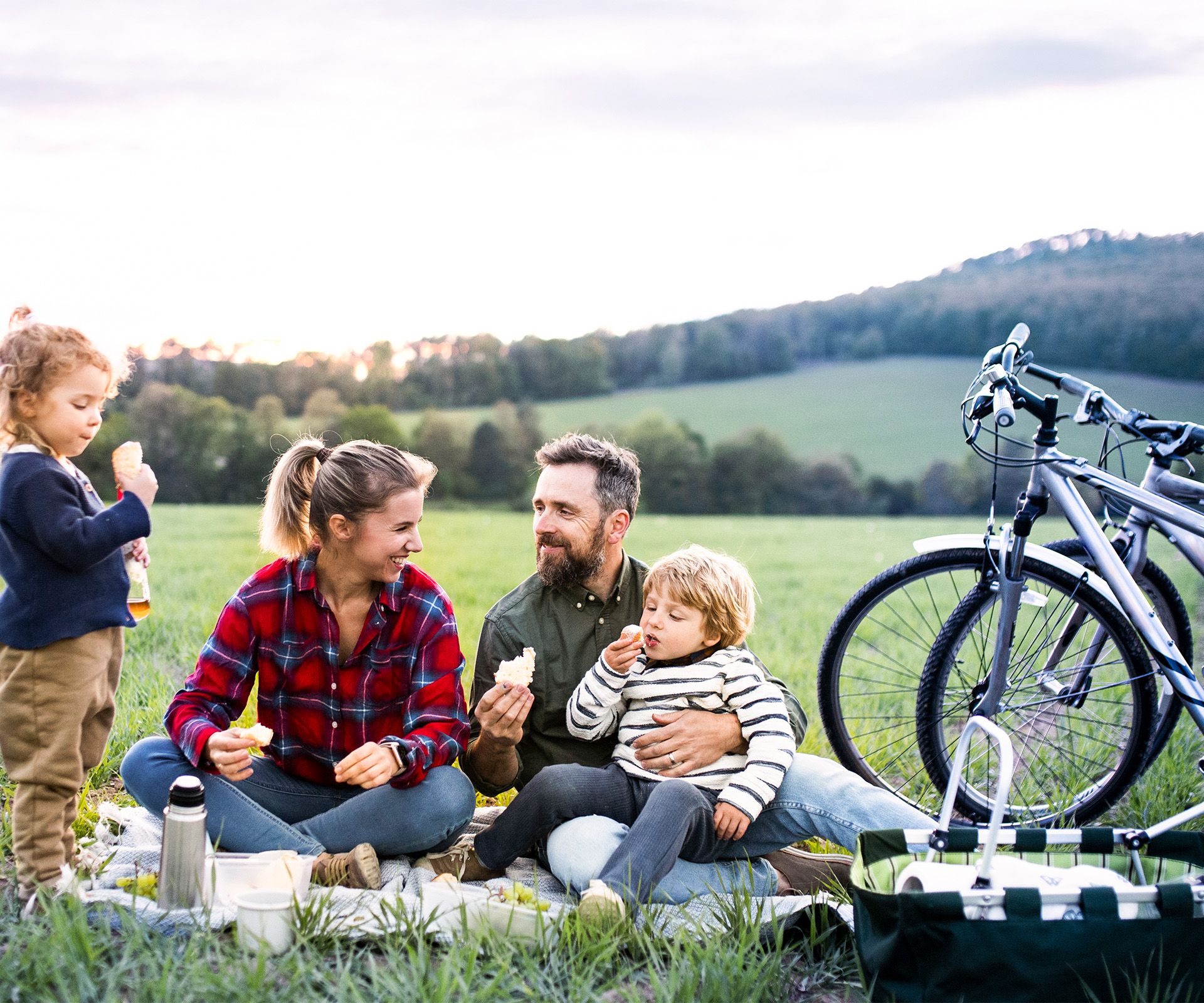 Familie mit Kindern bei Picknick im Freien