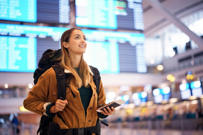 Start einer Weltreise - Frau am Flughafen