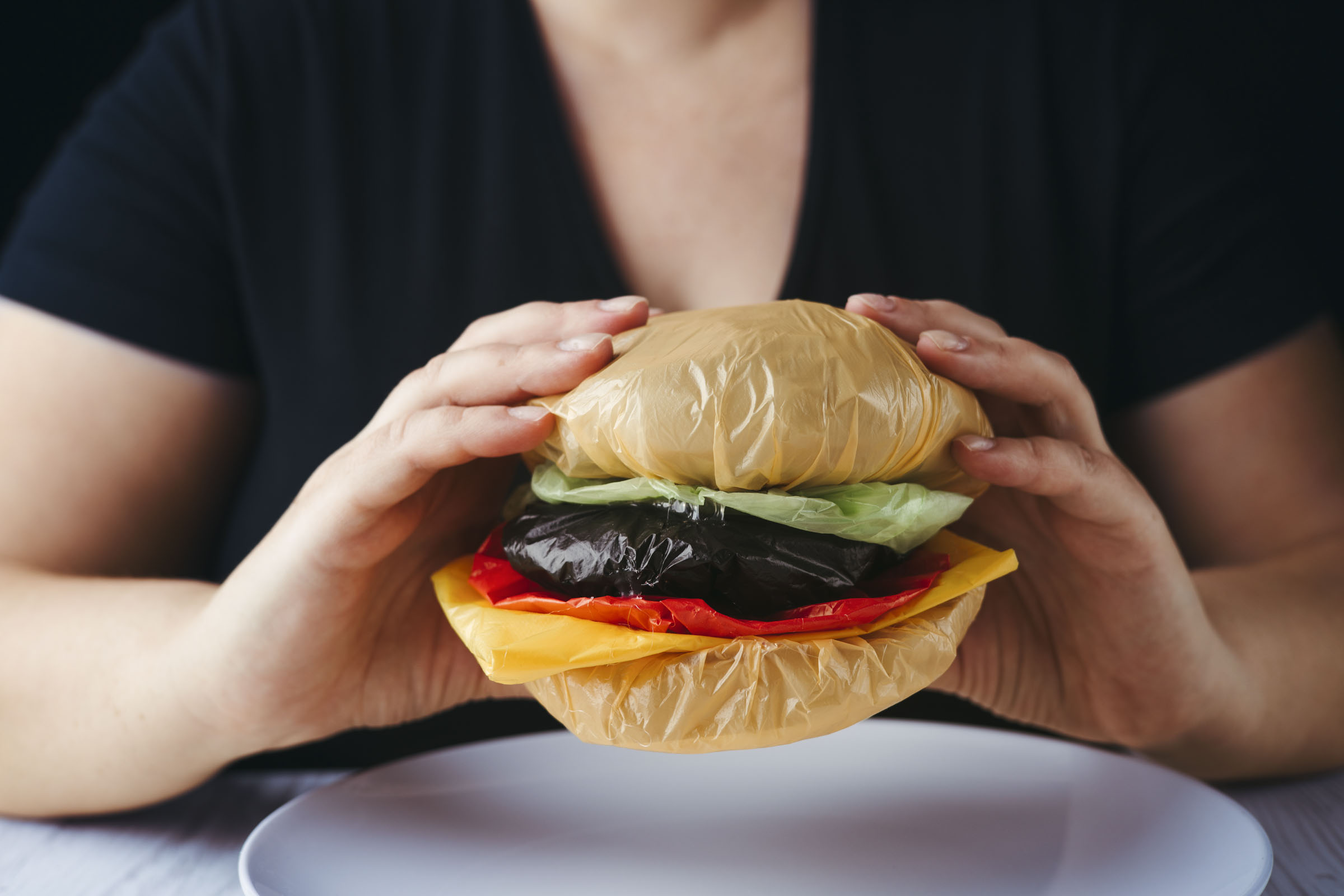Mikroplastik im Essen: Burger aus Plastiktüten