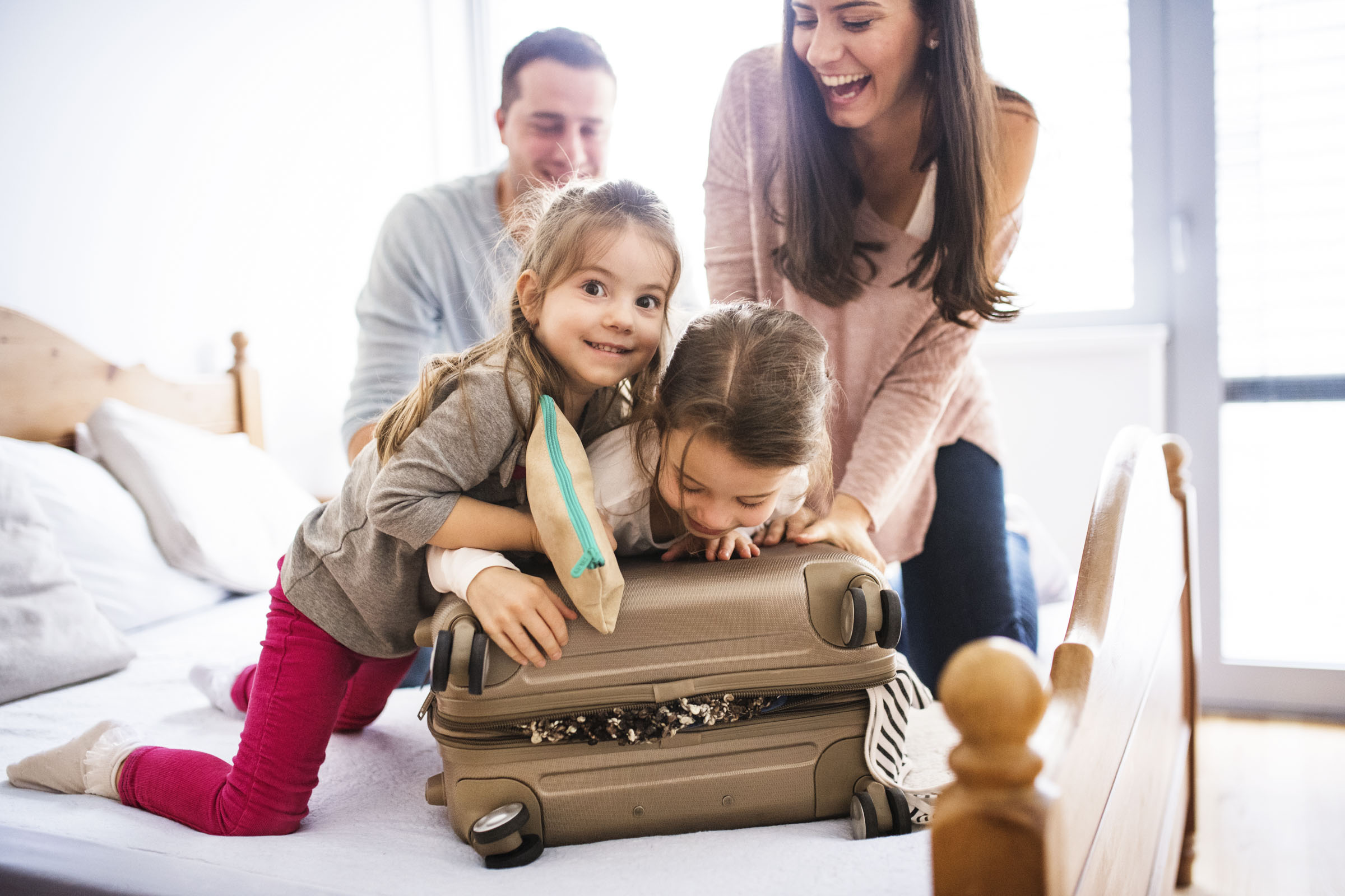Familie packt Urlaubskoffer