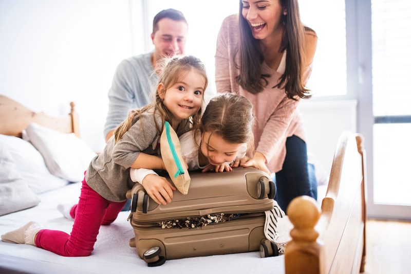 Familie packt Urlaubskoffer