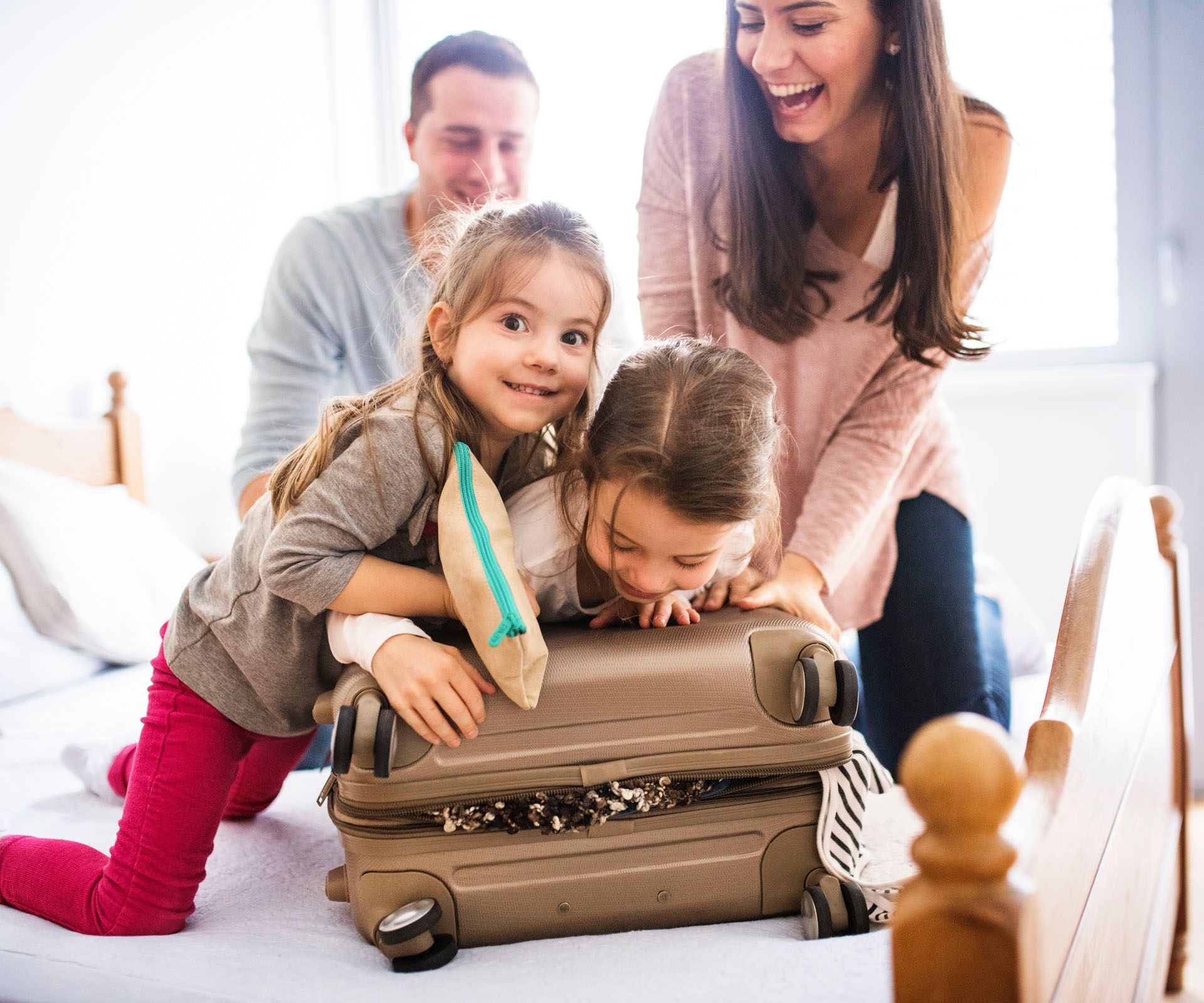 Familie packt Urlaubskoffer