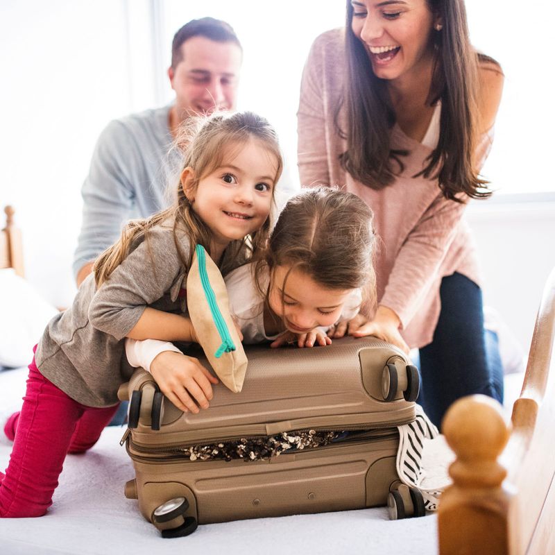 Familie packt Urlaubskoffer