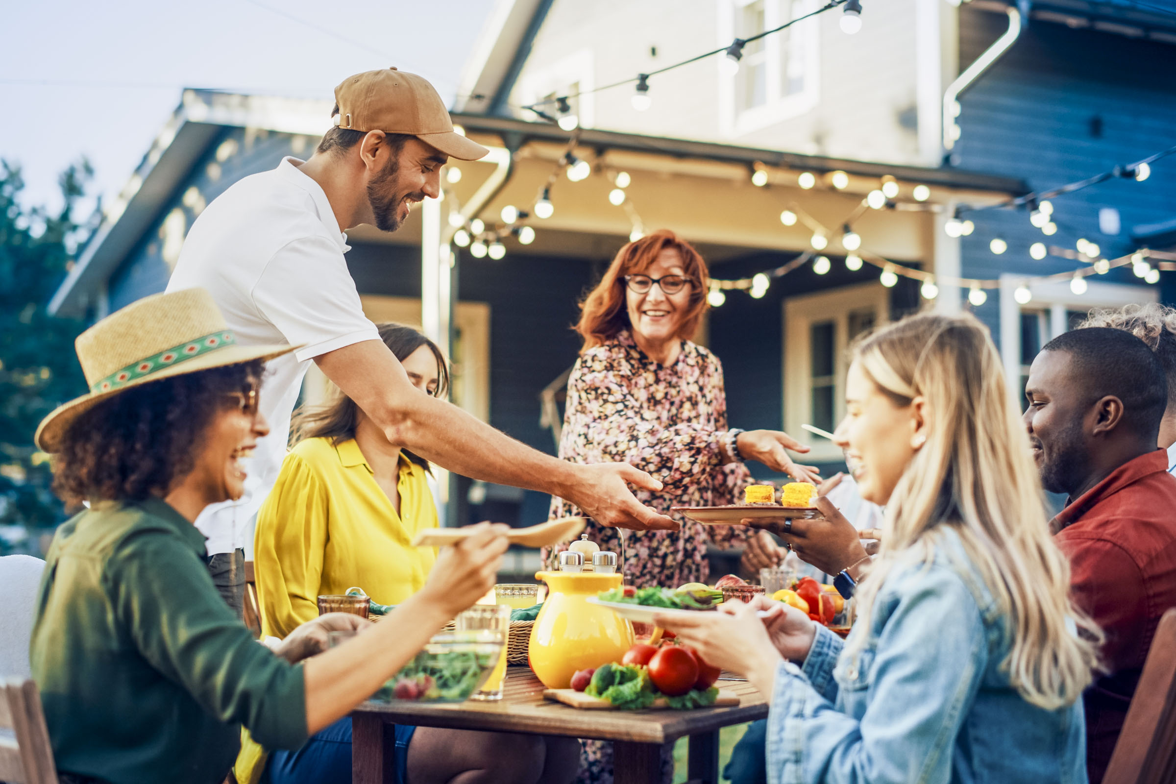 Freunde grillen im Freien