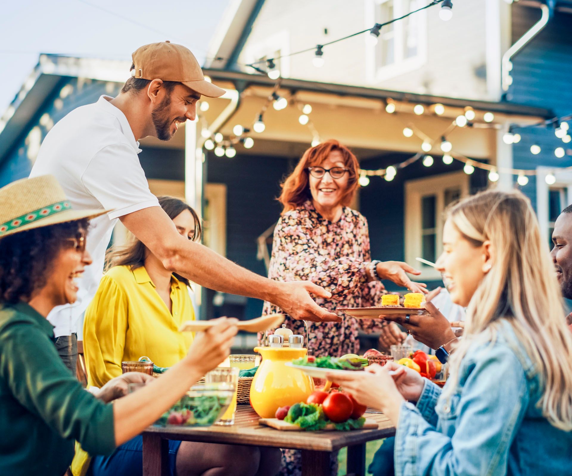 Freunde grillen im Freien