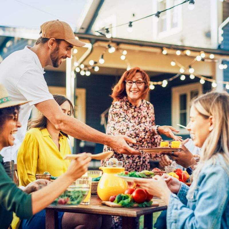 Freunde grillen im Freien
