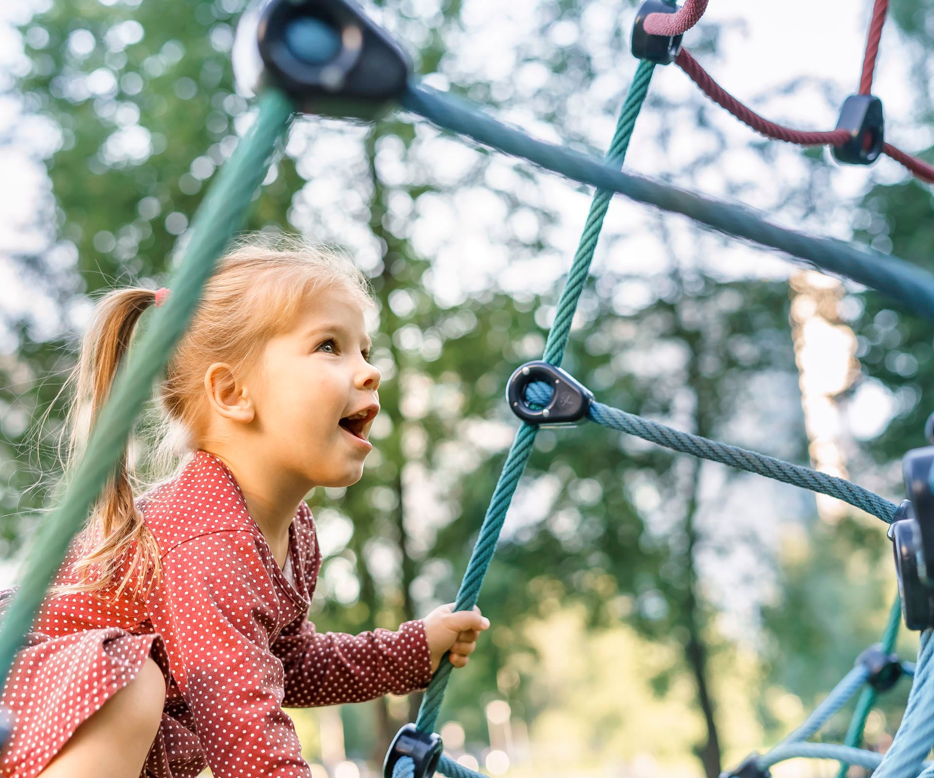 Mädchen klettert auf Spielplatz