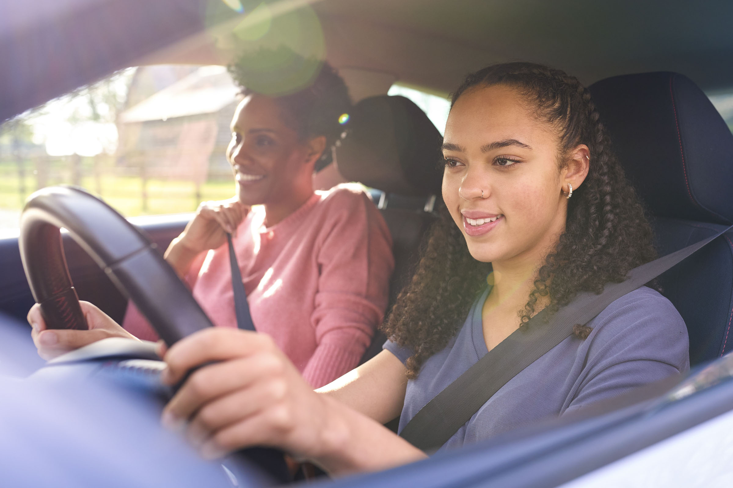 Tochter fährt Auto mit Mutter