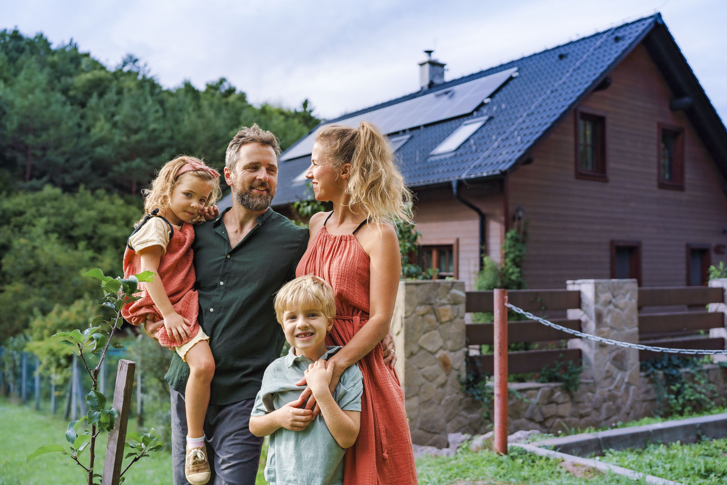 Familie vor modernem Einfamilienhaus