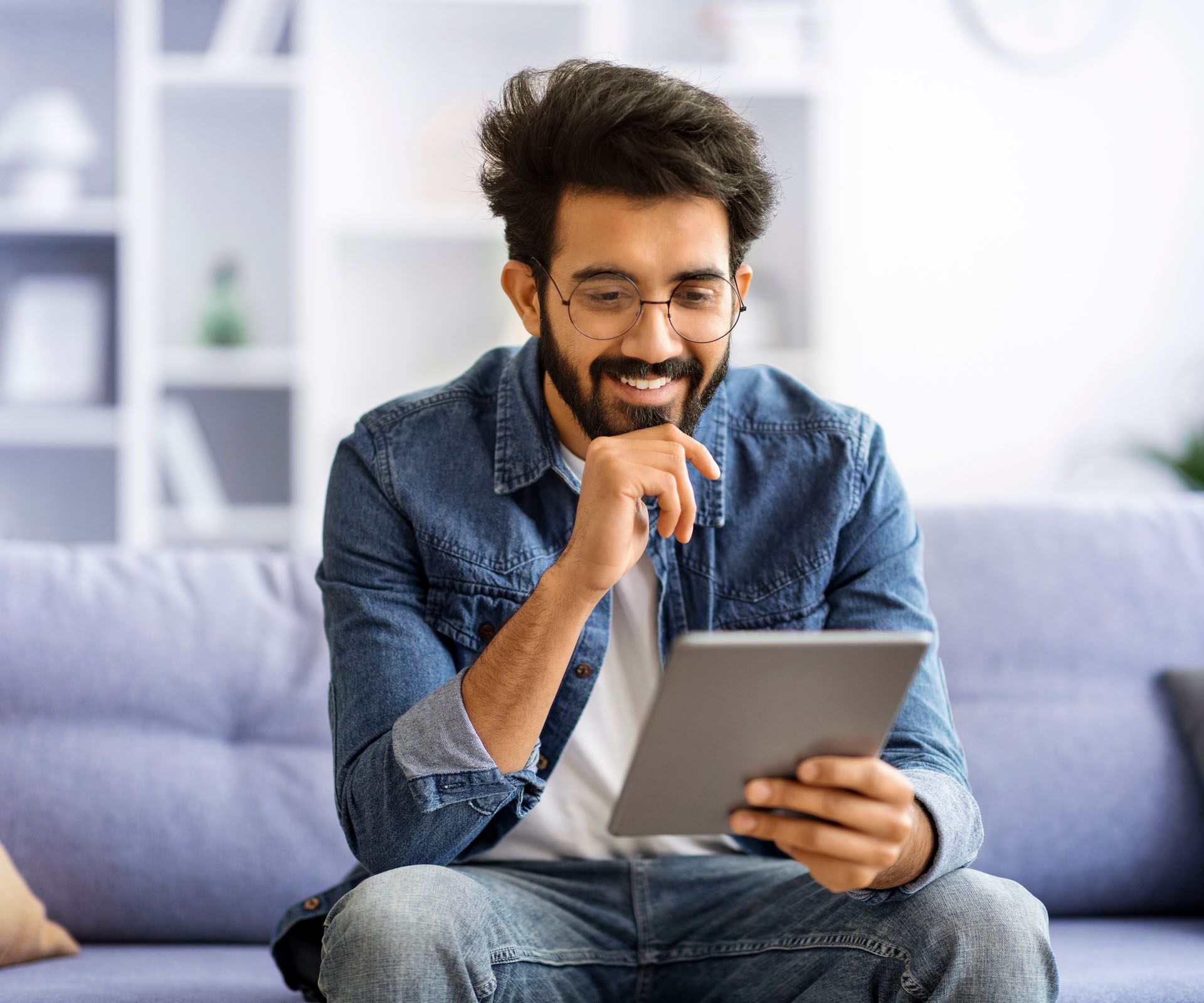 Mann liest am Tablet