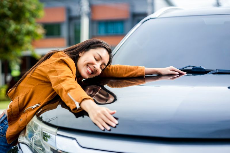 Alte Leipziger Autoversicherung - Frau bei ihrem Auto