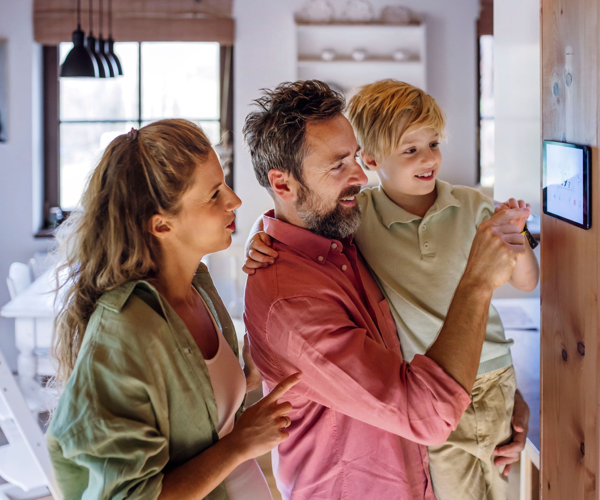 Familie nutzt Smart Home