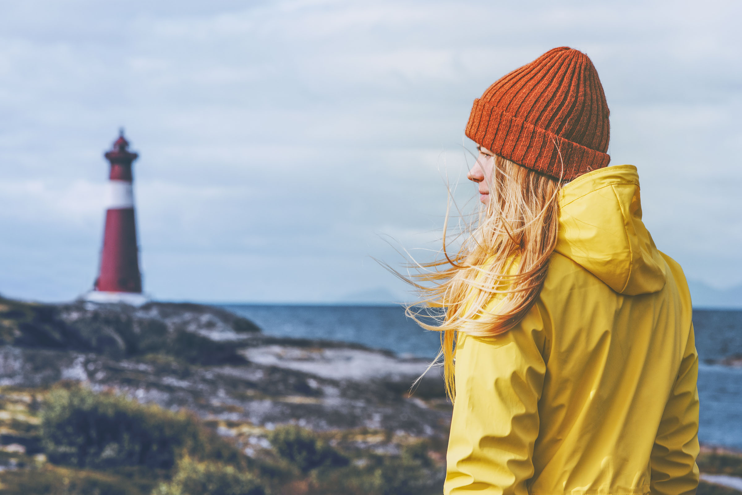 Nachdenkliche Frau am Leuchtturm