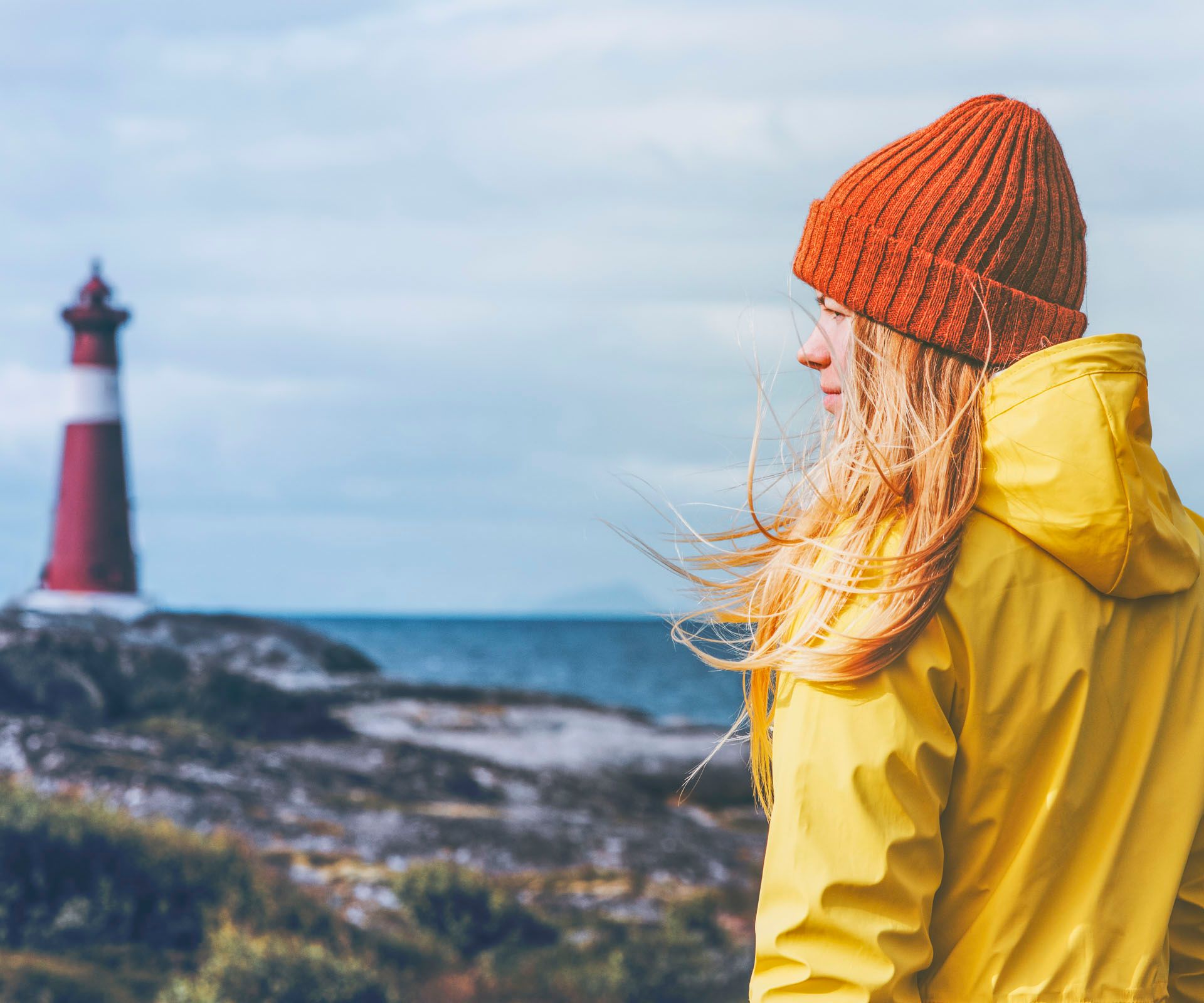 Nachdenkliche Frau am Leuchtturm