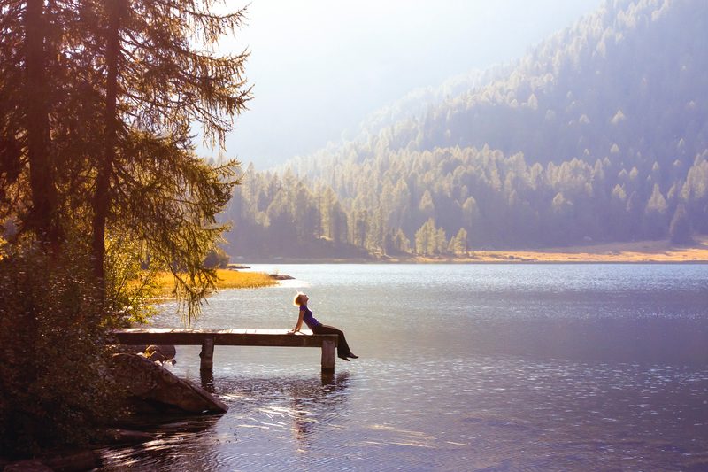 Frau entspannt am See