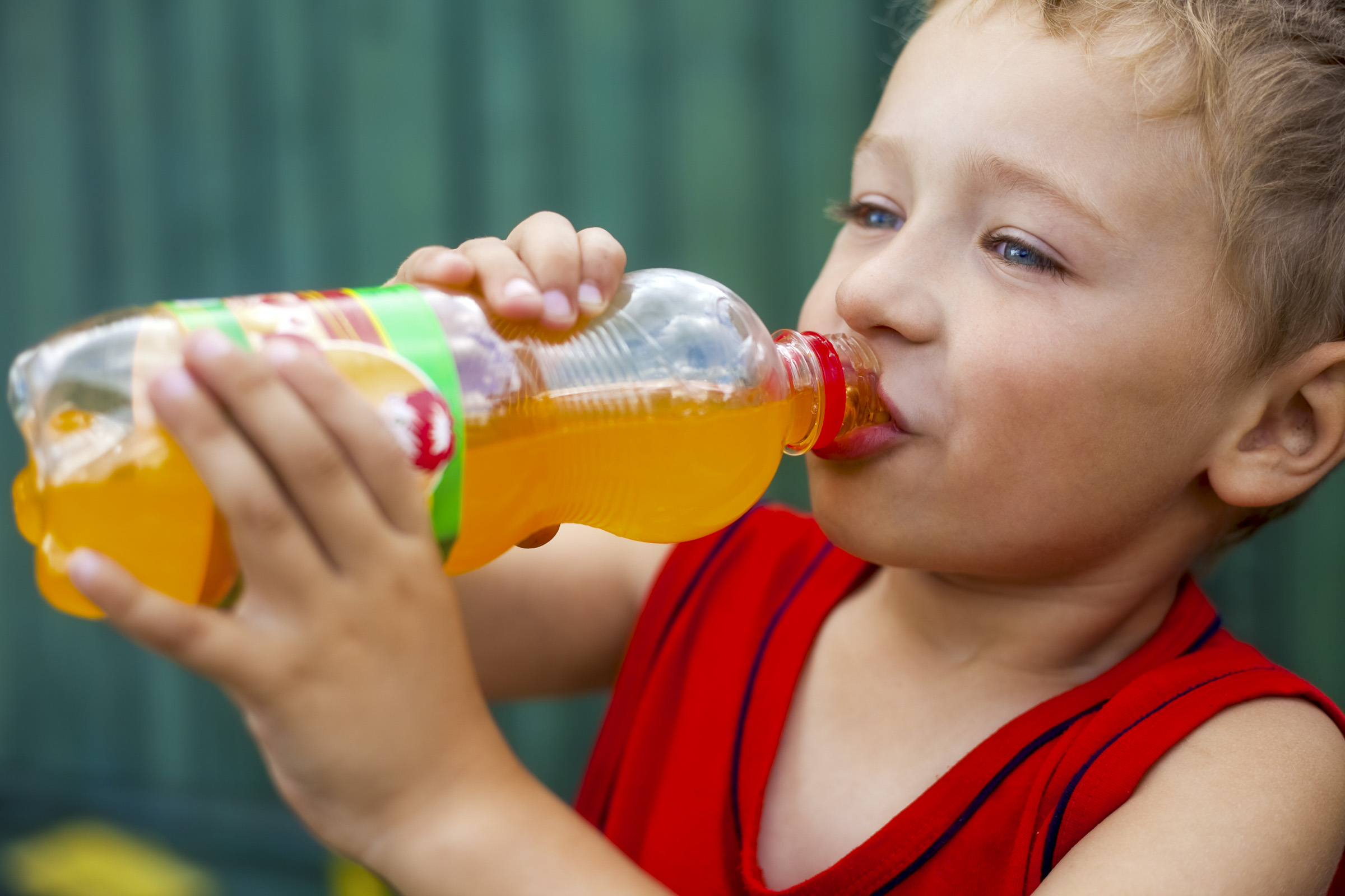 Kind trink Limonade