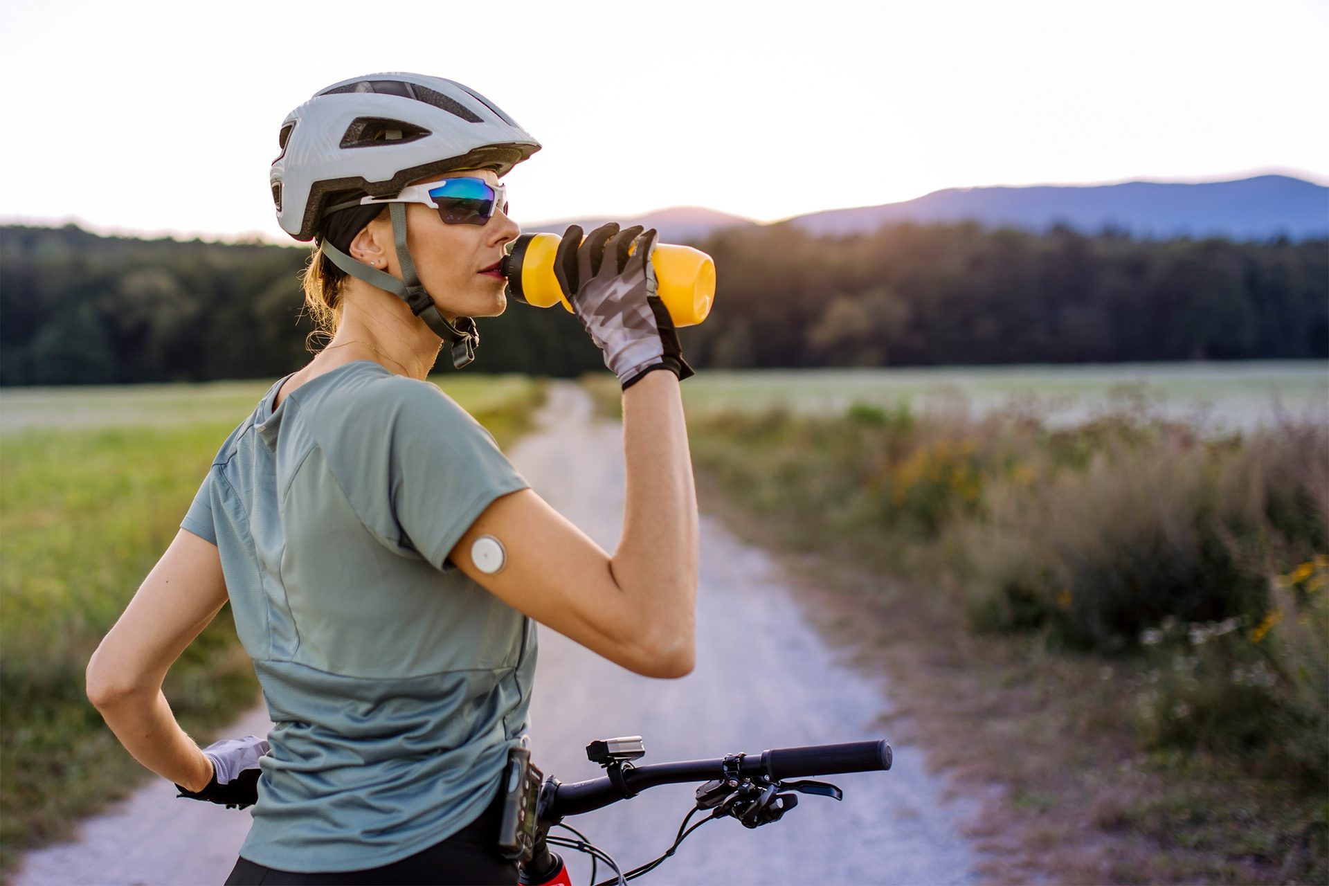 Frau mit Diabetes fährt Rad