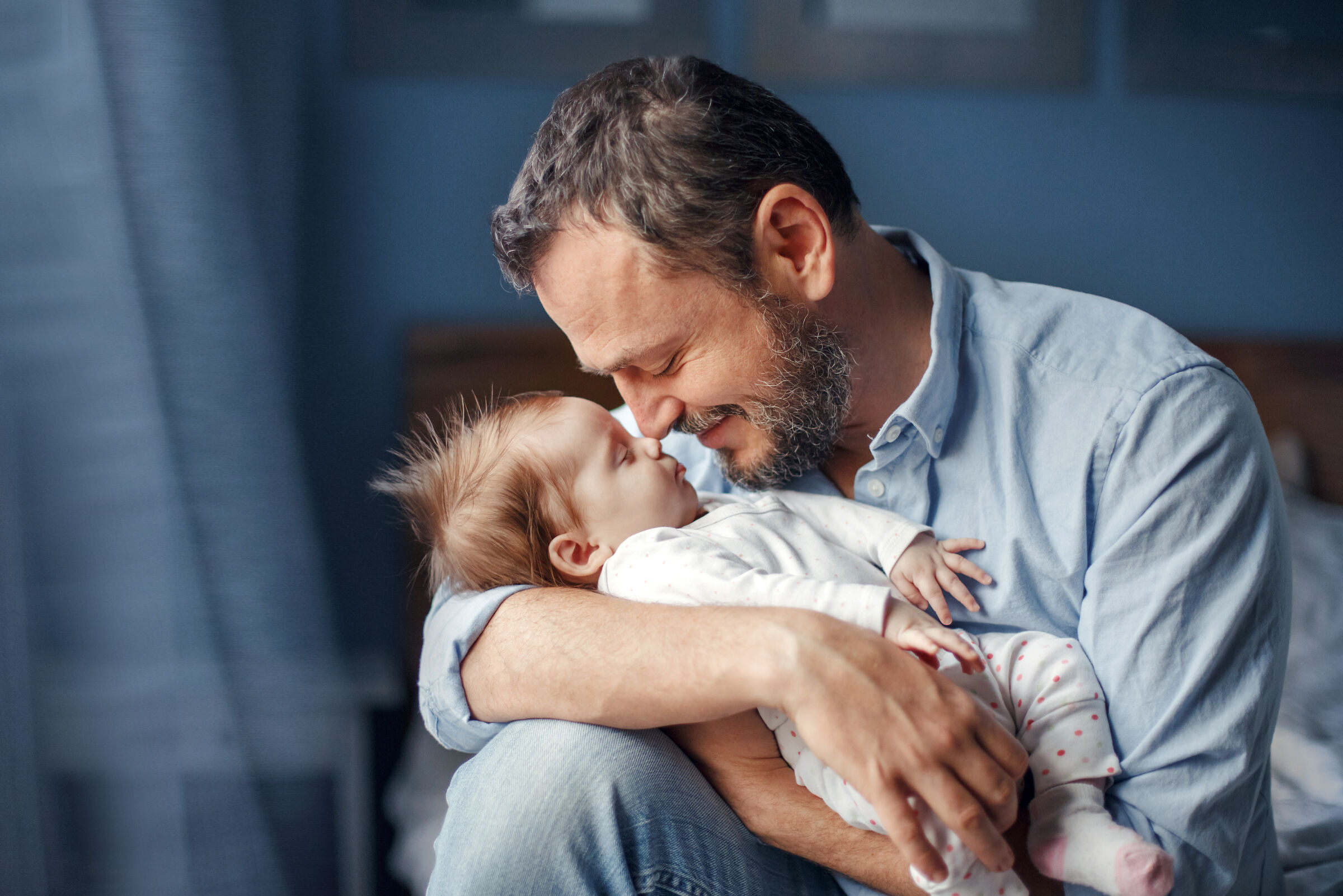 Vater mit Baby im Arm