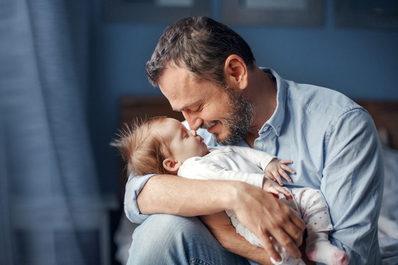 Vater mit Baby im Arm
