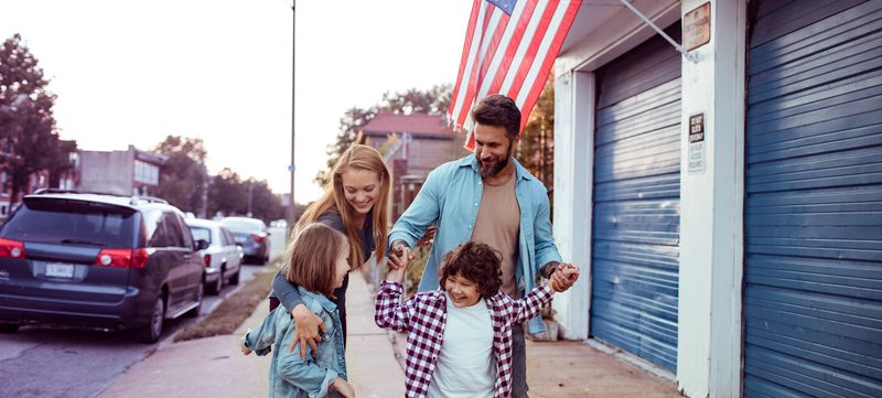 Familie spaziert und lacht in Amerika