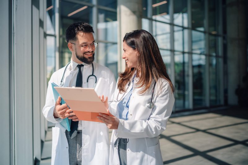 Zwei Mediziner unterhalten sich über die PKV