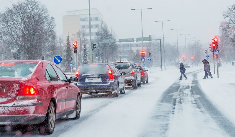 Autos fahren im Schnee