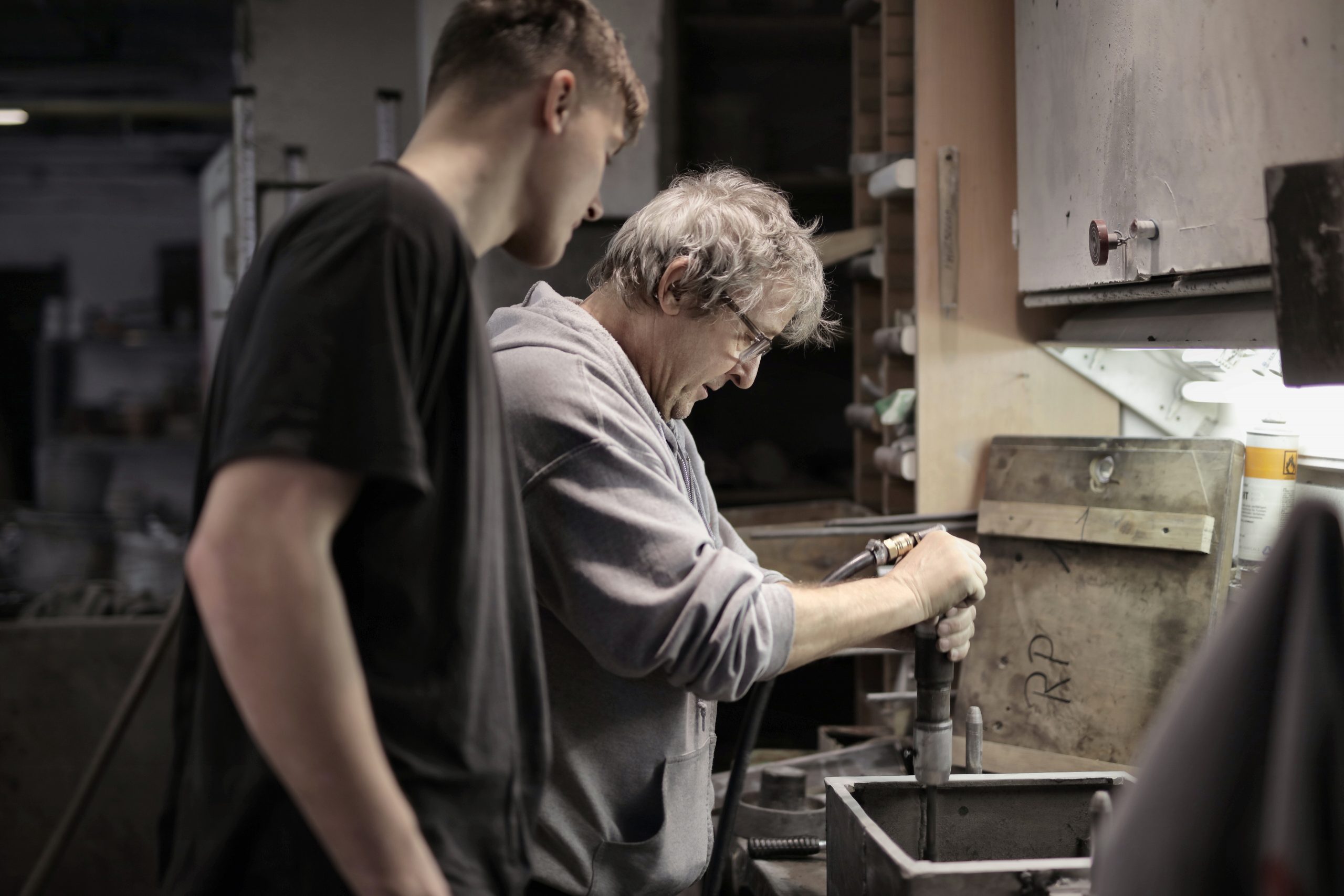 Männer in Werkstatt