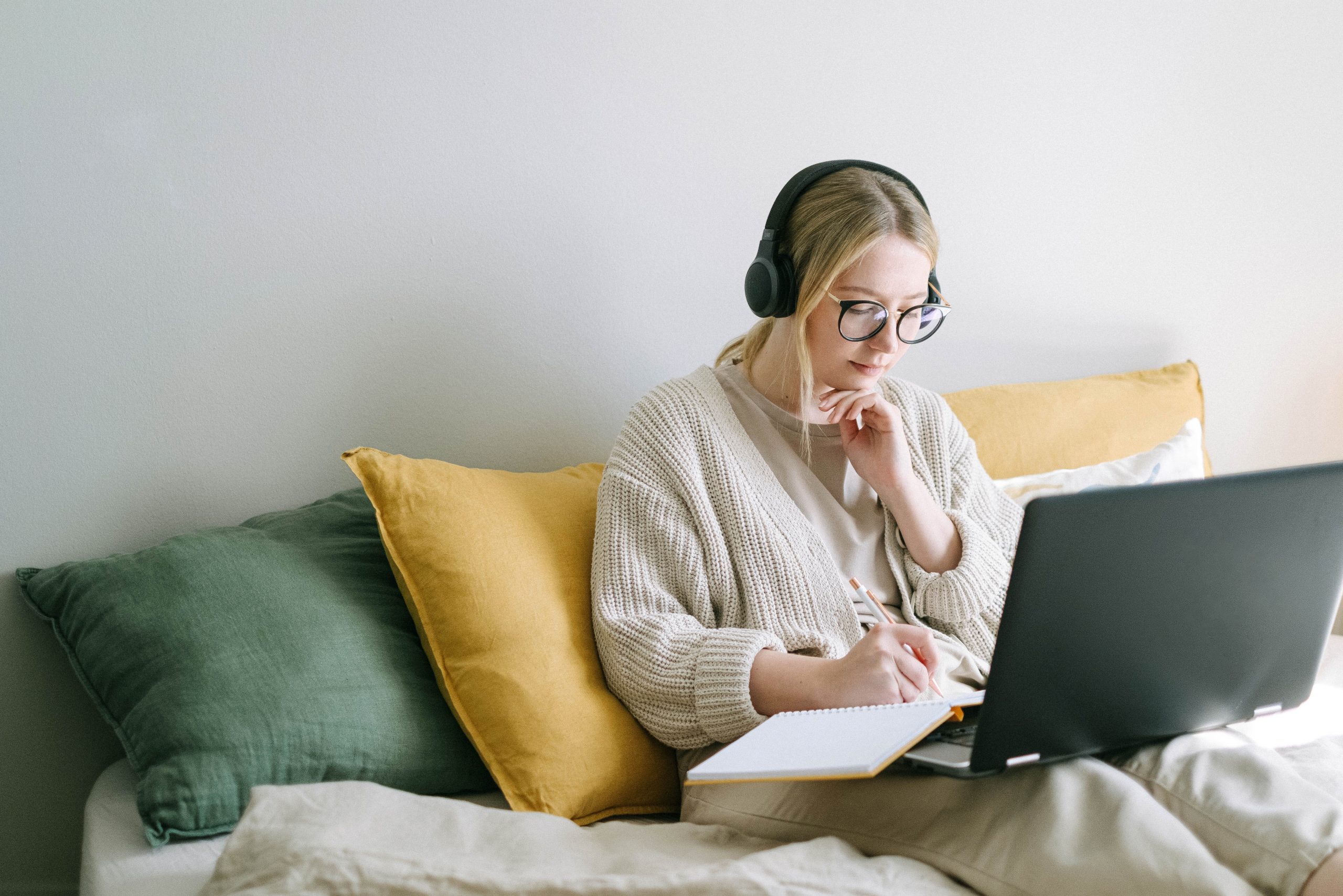 Frau auf Couch mit Laptop