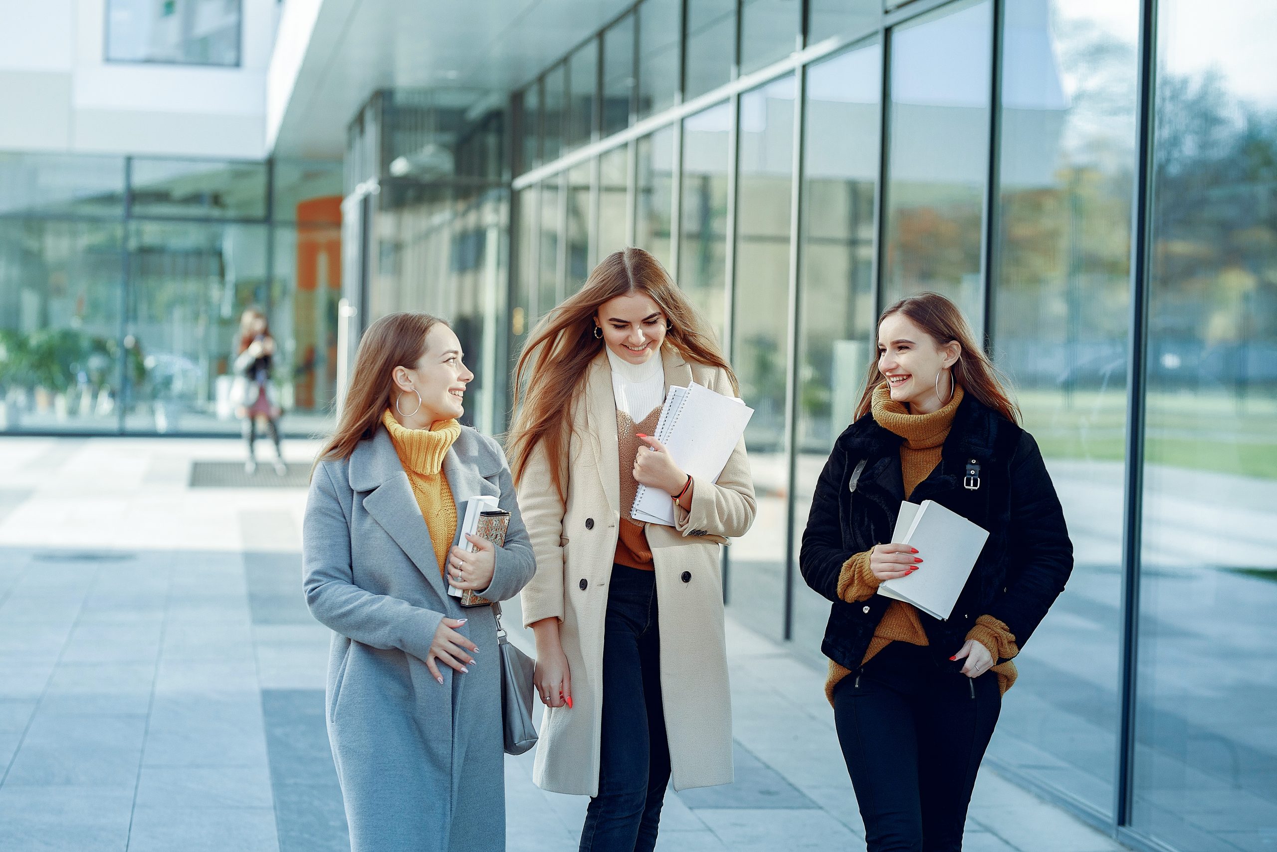 Studentinnen spazieren