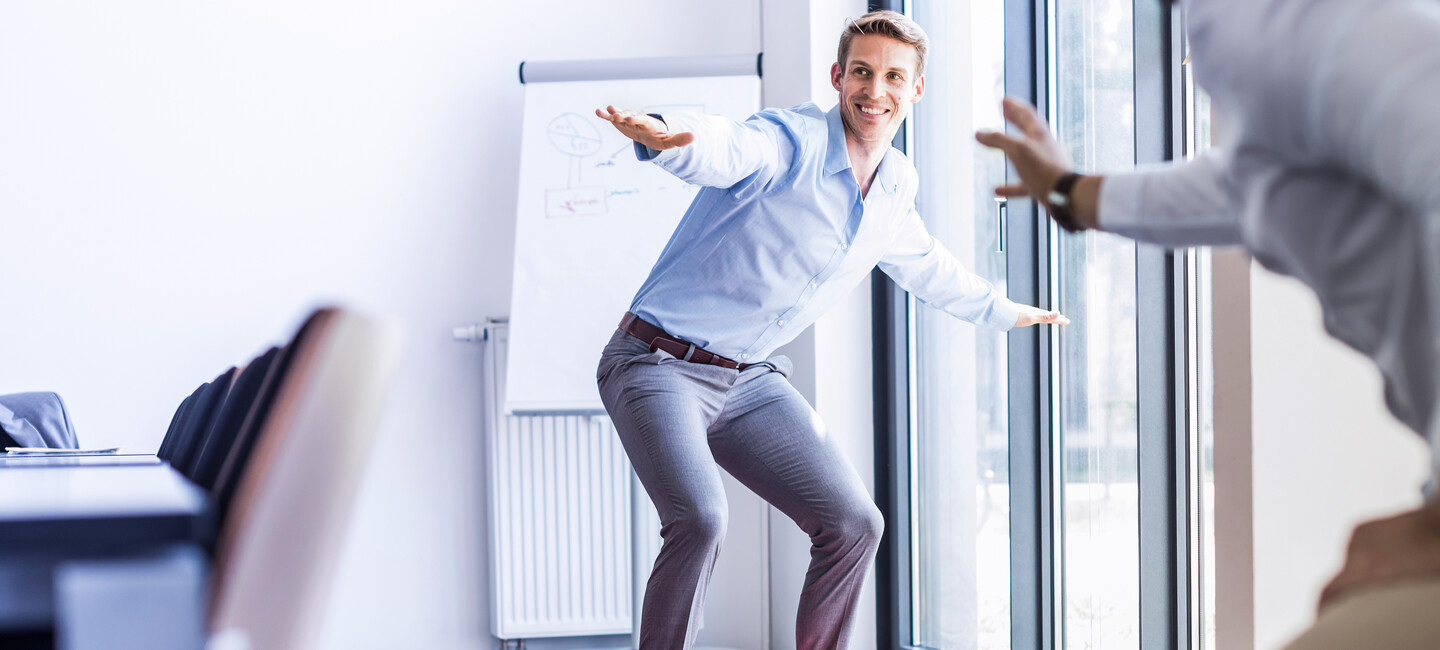 Mann surft im Büro