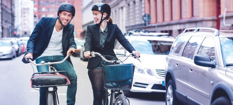 Mann und Frau fahren Fahrrad