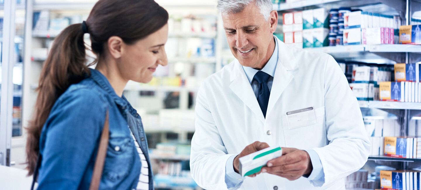 Apotheker berät Frau in der Apotheke