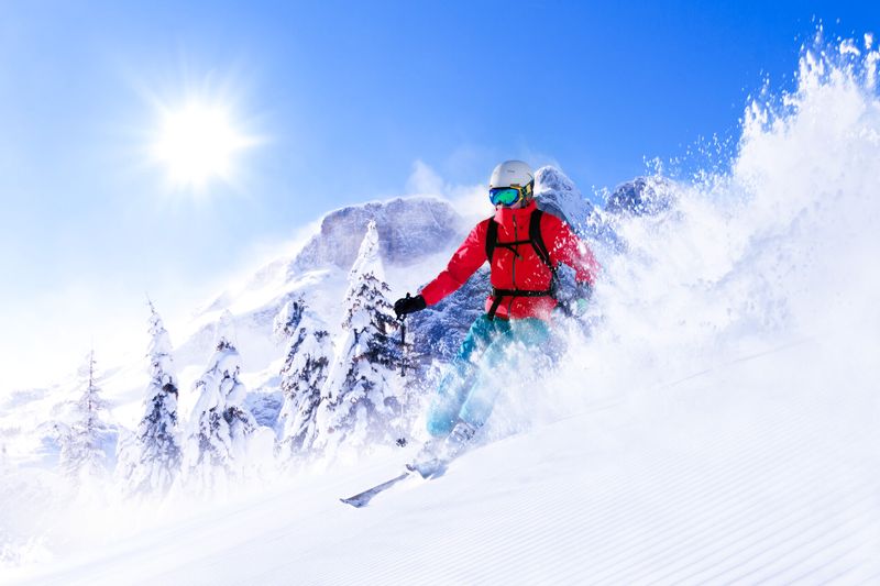 Mann beim Skifahren