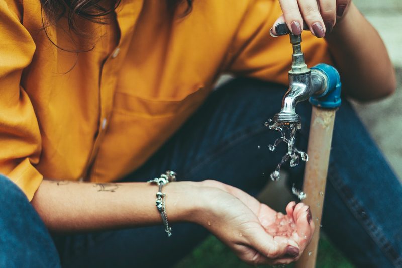 Frau am Wasserhahn