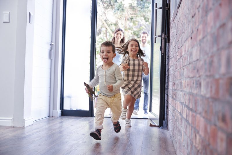 Kinder rennen freudig in Wohnung