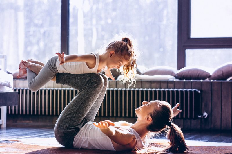 Mutter und Tochter machen Sportübungen