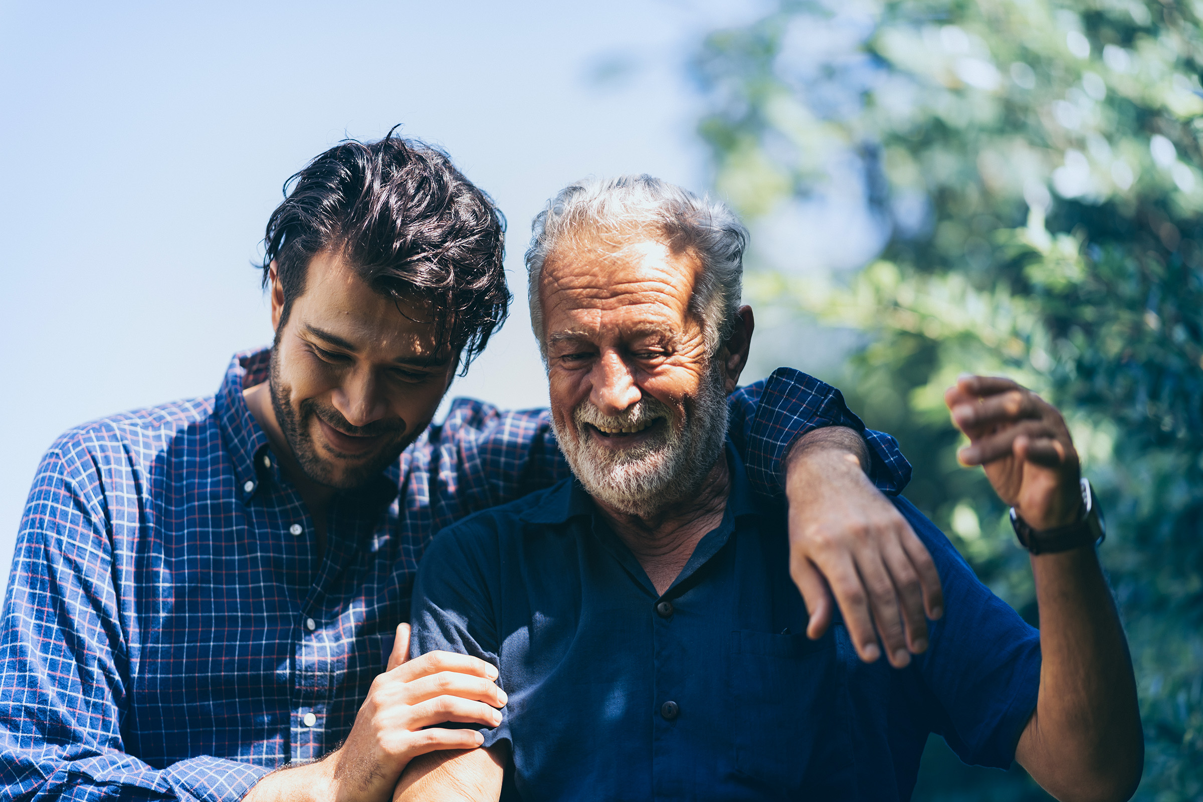 Vater und Sohn spazieren gut gelaunt