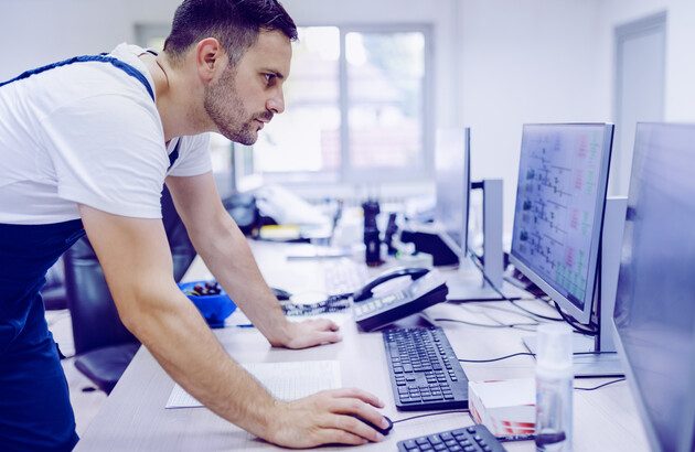Mann mit Blaumann bedient Computer