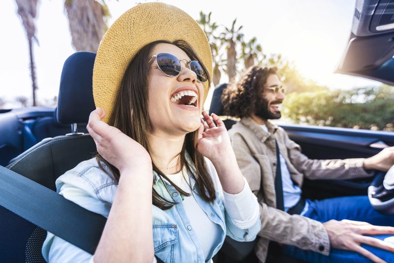Glückliches Paar im Cabrio