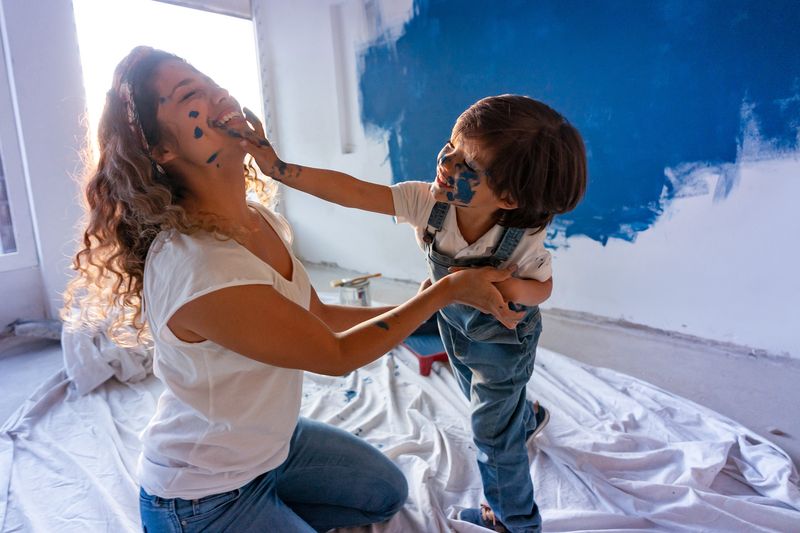 Familie streicht Wand