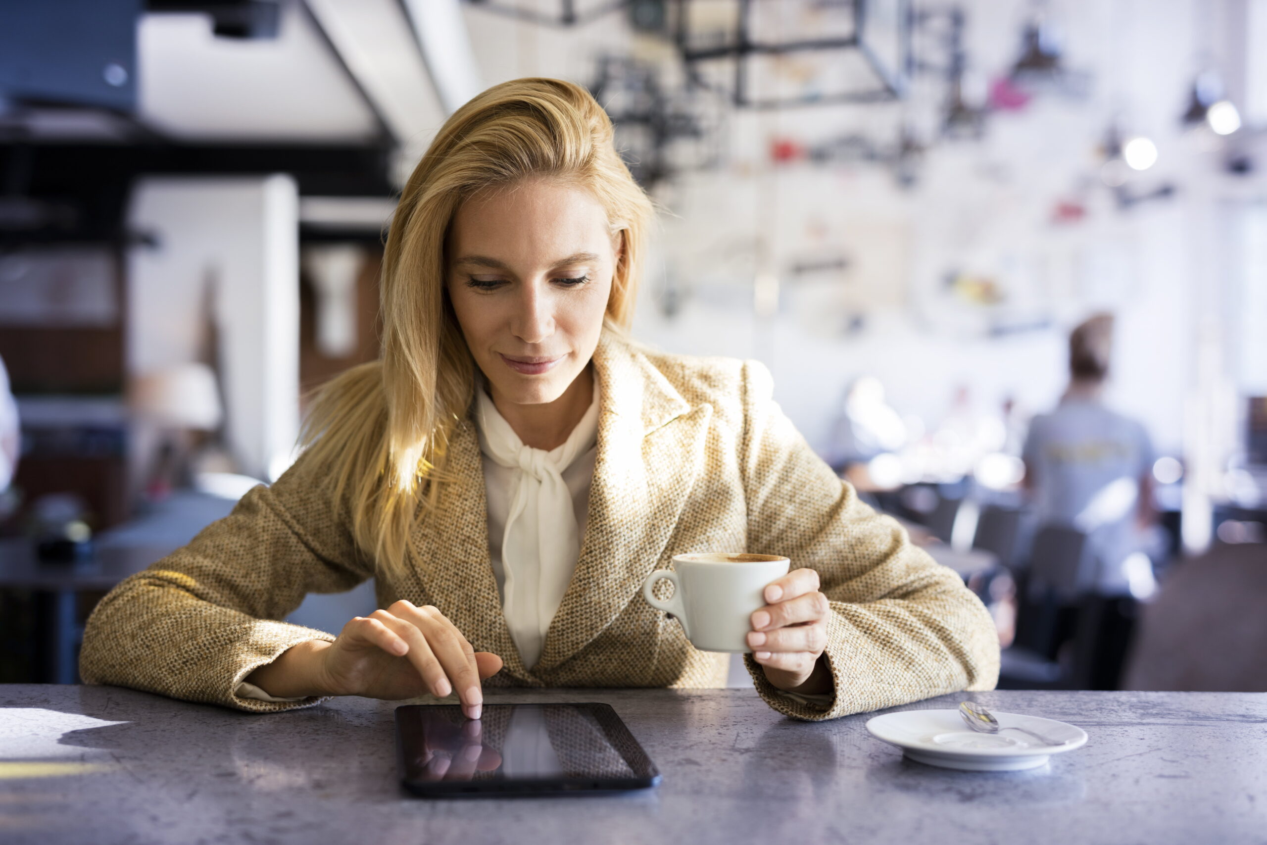 Frau im Café mit Laptop