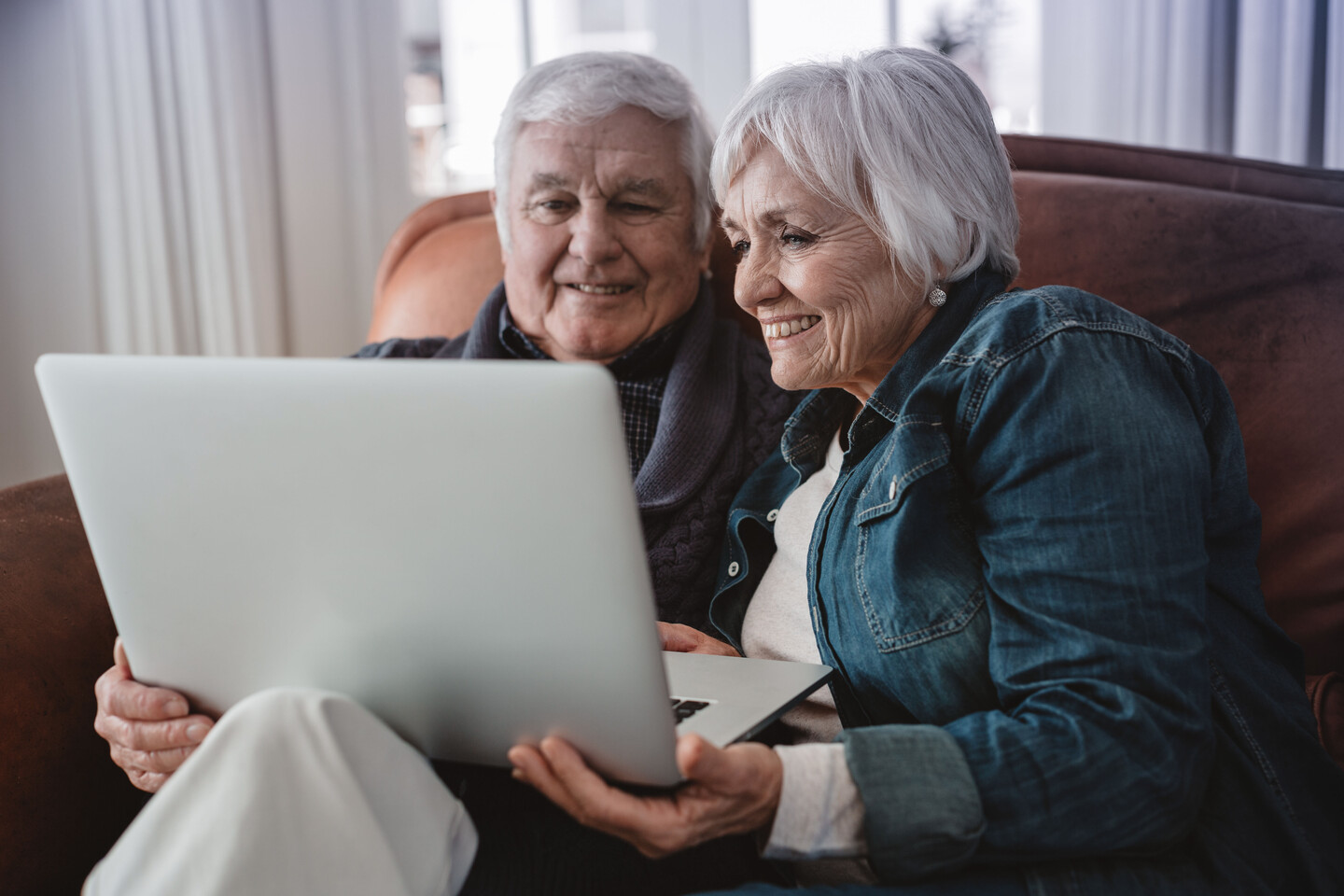 zwei-menschen-mit-laptop