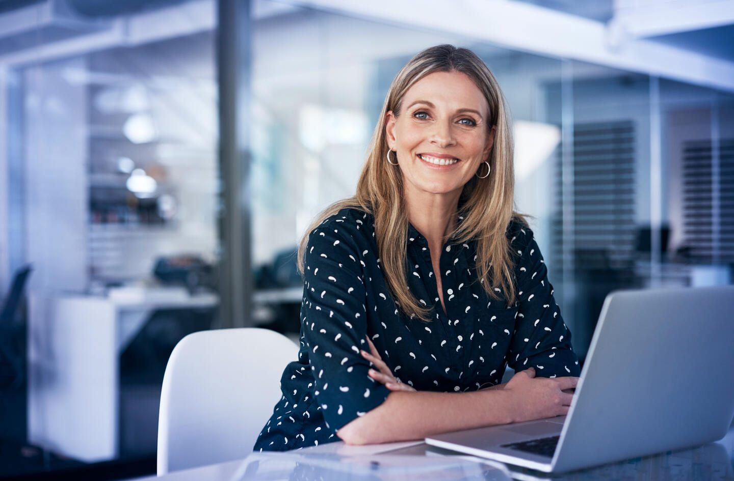 Frau am Schreibtisch mit Laptop