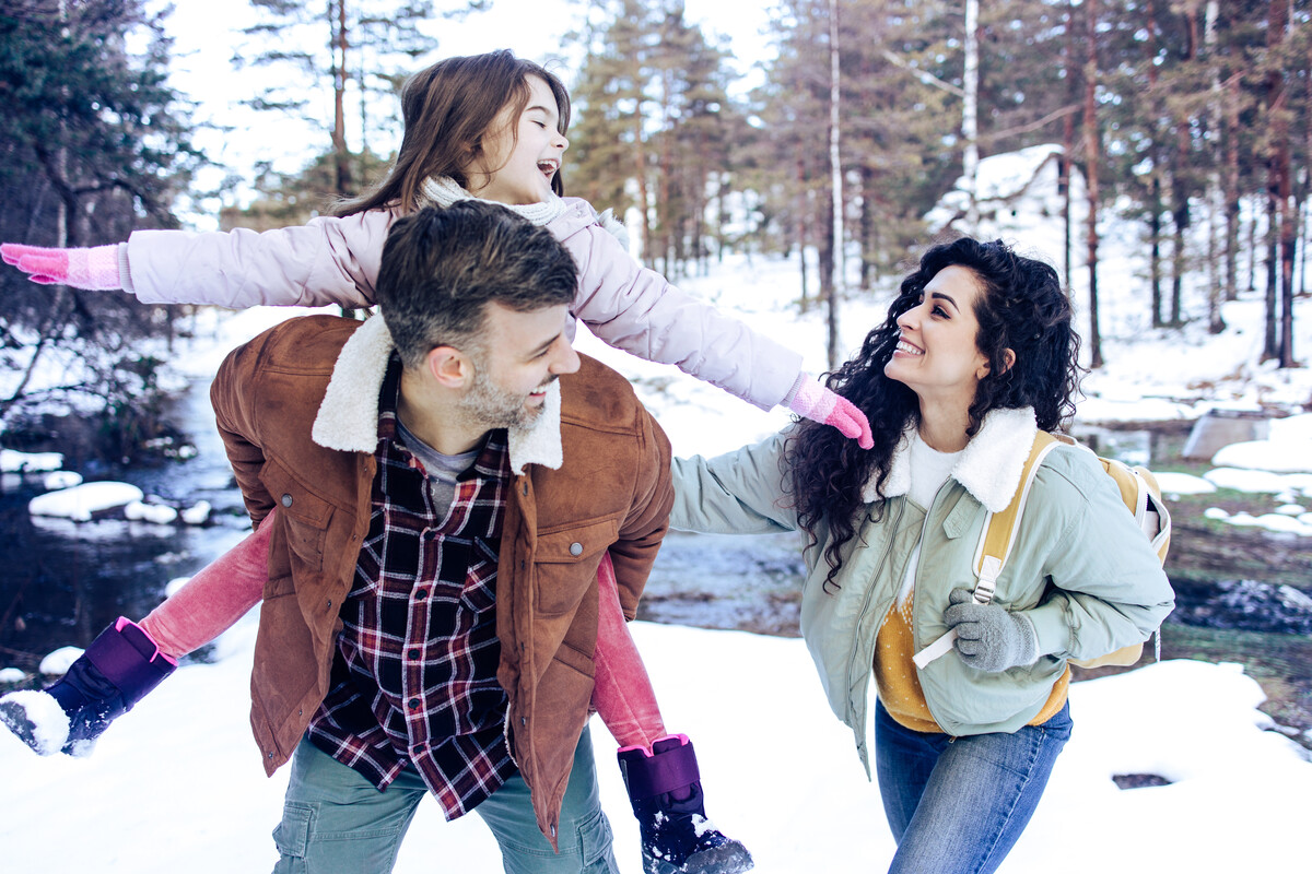 Familie spaziert im Schnee