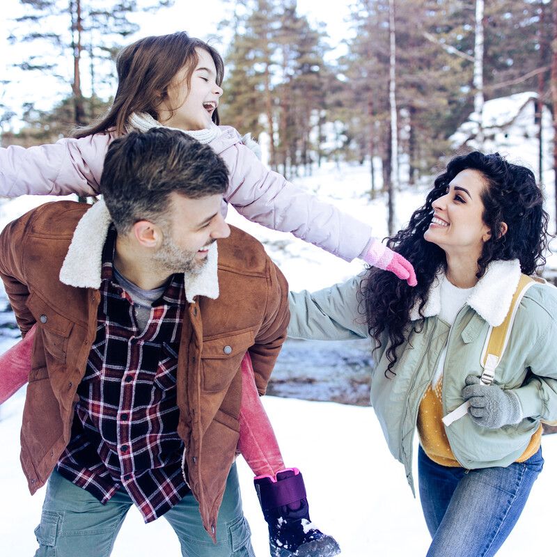 Familie spaziert im Schnee