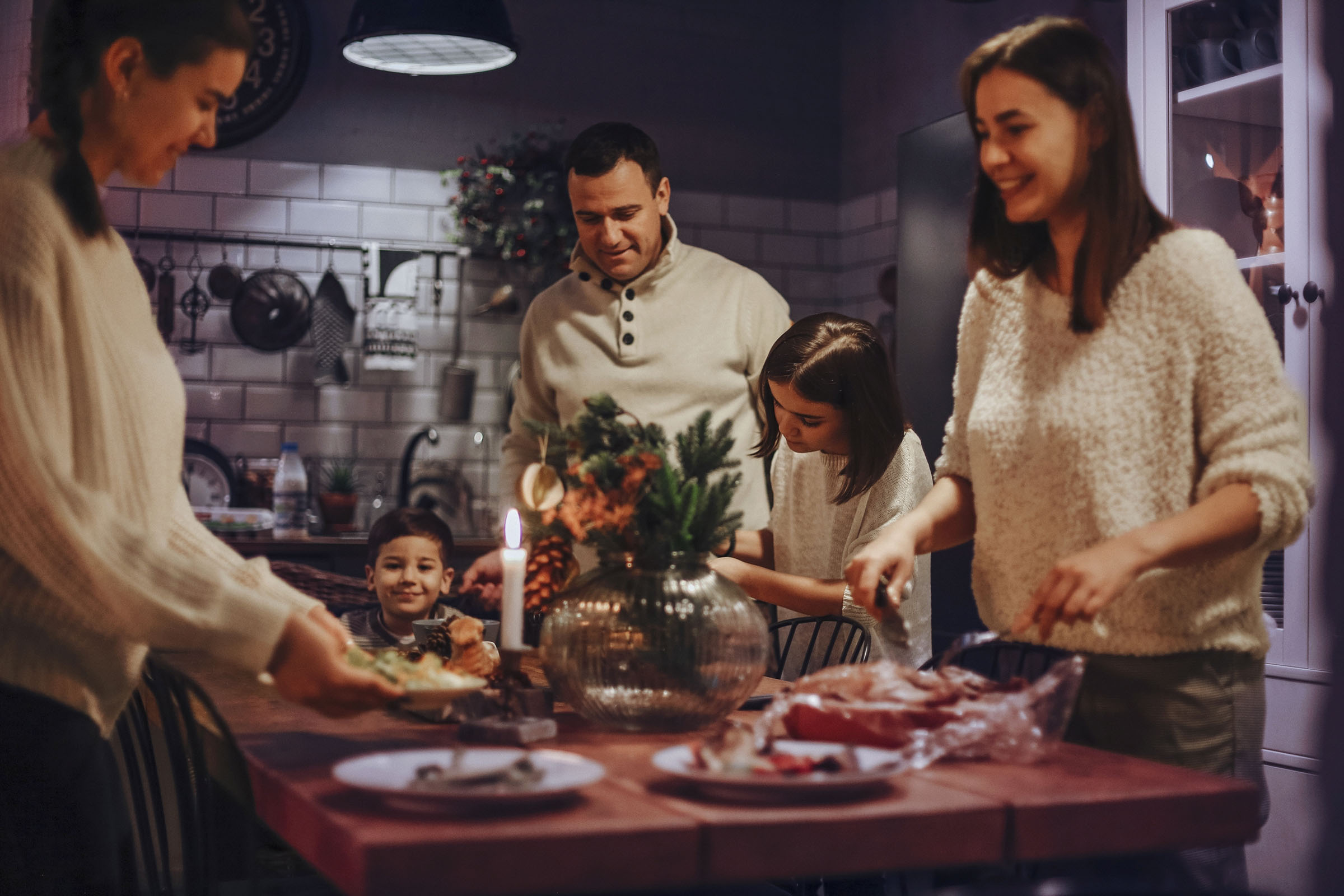 Familie bereitet Festmahl für Weihnachten vor