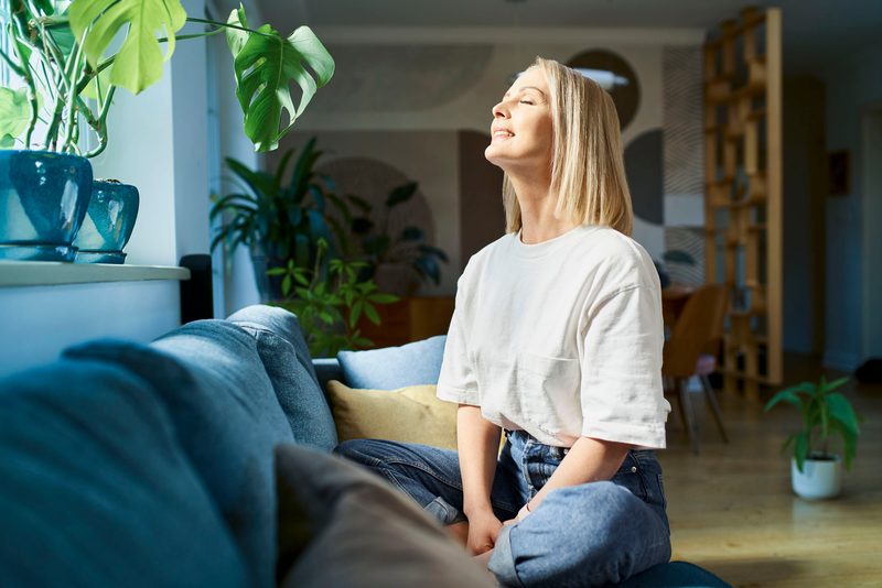 Berufsunfähigkeitsversicherung Gesundheitsservices - Frau enstpannt