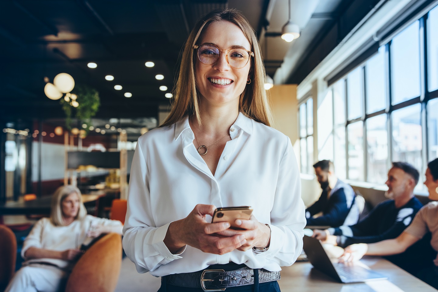 Frau mit Smartphone in der Hand