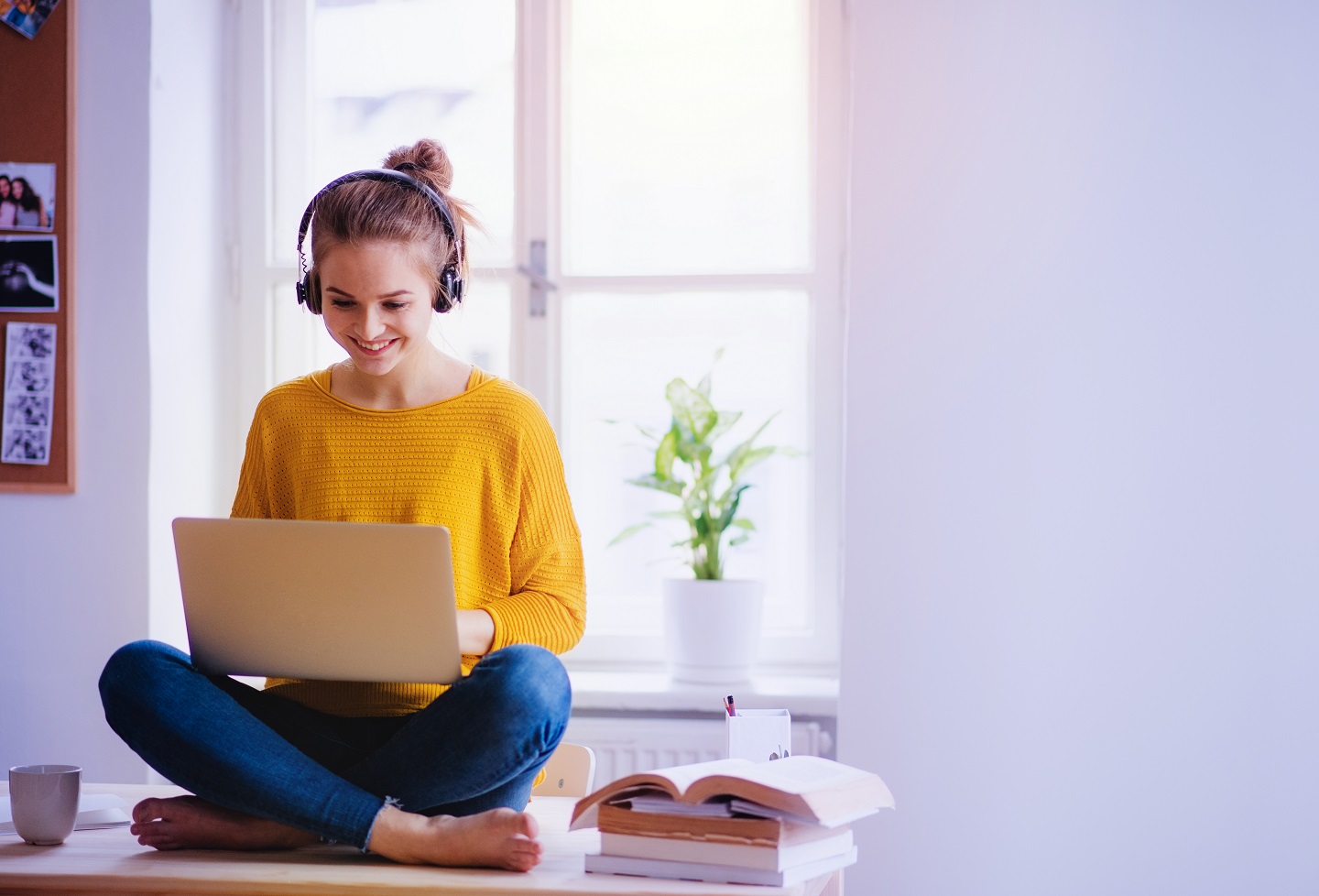 frau mit Laptop und kopfhörer